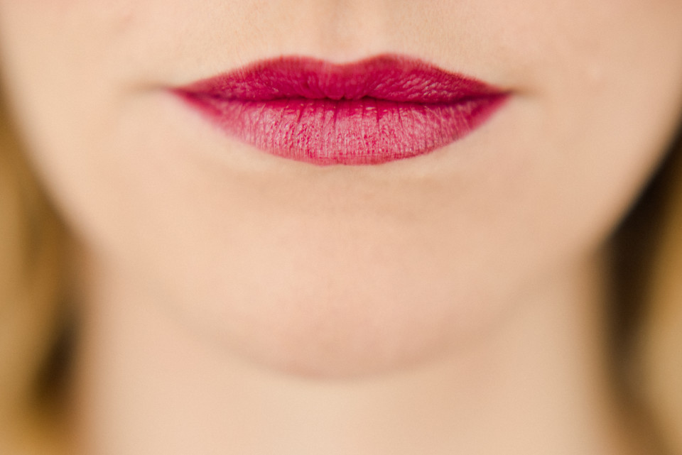 how to apply red lipstick?