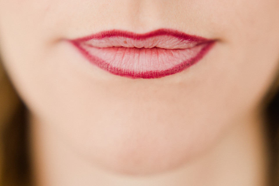 how to apply red lipstick?